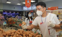 Nghệ sỹ TPHCM mua nhu yếu phẩm tại một siêu thị giúp người dân. Ảnh: Ngô Tùng