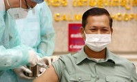 Hun Manet –quan chức quân đội, con trai Thủ tướng Hun Sen là một trong những người đầu tiên ở Campuchia tiêm vắc-xin Sinopharm. Ảnh: Xinhua 
