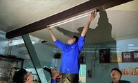 "Thợ điện áo xanh” thực hiện mô hình "Điện sáng cho người nghèo" trên địa bàn phường Tam Thuận, quận Thanh Khê, Đà Nẵng Ảnh: NVCC 
