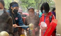 Anh Nguyễn Xuân Hoàn nấu cháo tặng bệnh nhân tại các bệnh viện