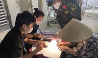 Người dân quận Phú Nhuận (TPHCM) nhận tiền hỗ trợ khó khăn đợt 3 