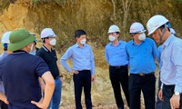 Ông Lê Anh Tuấn, Thứ trưởng Bộ GTVT (đứng giữa) kiểm tra hiện trường dự án Diễn Châu - Bãi Vọt ngày 27/3