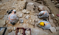 Nhóm khai quật làm việc với sàn nhà Nhà thờ Đức Bà