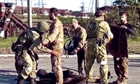 Quân Nga khám xét những lính Ukraine ra hàng