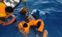 Lực lượng chức năng cứu hộ thuyền viên tàu cá gặp nạn trên biển