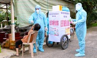 Nhân viên y tế thực hiện nhiệm vụ trong thời điểm dịch bệnh COVID-19 bùng phát tại TP Cần Thơ Ảnh: Kim Hà 