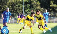 Quang Hải đi bóng trong trận Pau FC thắng giao hữu Landes 5-0 ngày 8/7