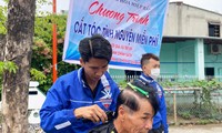 Bạn trẻ cắt tóc miễn phí cho các trường hợp có hoàn cảnh khó khăn, đối tượng chính sách trên địa bàn phường Hòa Hiệp Bắc 