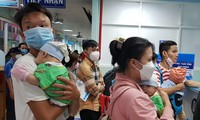 Thiếu vắc xin khiến nhiều phụ huynh lo lắng cho sức khỏe của con em mình ảnh: Vân Sơn 