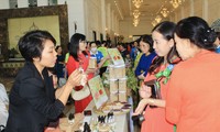 Chị Bùi Thị Thủy (bìa trái) giới thiệu các sản phẩm từ bưởi với khách hàng 