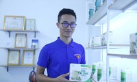 Anh Phạm Văn Long bên sản phẩm ngũ cốc dinh dưỡng LoliFood 
