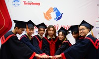 Các sinh viên được trao học bổng Nâng bước thủ khoa 2022Ảnh: Dương Triều 