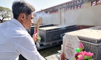 Anh Trần Văn Hùng và đồng nghiệp thắp hương, chăm sóc những ngôi mộ gió liệt sĩ Gạc Ma ở nghĩa trang liệt sĩ TP Đà Nẵng Ảnh: Nguyễn Thành