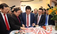 Bí thư T.Ư Đảng, Trưởng Ban Tuyên giáo T.Ư Nguyễn Trọng Nghĩa và các đại biểu thăm gian trưng bày báo Tiền Phong Ảnh: NHƯ Ý