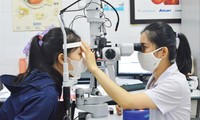 Bệnh nhân khám đau mắt đỏ tại BV Bãi Cháy (Quảng Ninh) 