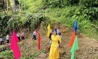 Lễ khai giảng đơn sơ trên nền đất đỏ 