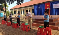 Các thầy cô hướng dẫn học sinh rửa tay phòng tránh dịch đau mắt 