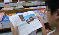 Học sinh lựa chọn sách giáo khoa cho năm học mới Ảnh: Như Ý