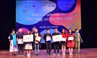 Nhóm Mèo tam thể (bìa trái) nhận giải nhất cuộc thi “Tỉnh táo làm quảng cáo” Ảnh: Lan Hương