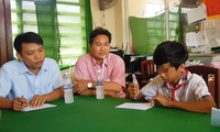 Buổi khảo sát năng lực đọc, viết của 3 HS trường THCS Đông Phước A với sự có mặt của lãnh đạo Phòng Giáo dục và Ban Giám hiệu Ảnh: NH