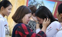 Tấm ảnh châm ngòi cho tranh luận: Mẹ con ôm nhau khóc sau giờ thi Ảnh: Diệp Anh 
