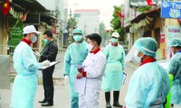 Lực lượng chức năng phong tỏa khu vực liên quan đến bệnh nhân số 243 ở Hạ Lôi, Mê Linh Ảnh: Hoàng Mạnh Thắng