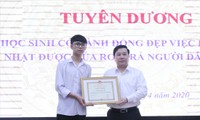 Ðoàn Tuấn Anh nhận Giấy khen của Giám đốc Sở GD&ÐT Hà Nội 