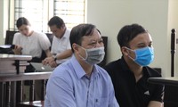 Nguyên Trưởng CA TP Thanh Hóa Nguyễn Chí Phương (trái) 