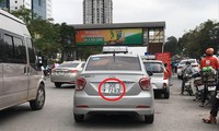 Taxi che dùng sơn, giấy… che biển số, trốn camera giám sát giao thông Ảnh: Ðức Anh 