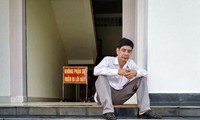 Ông Phước tại sân tòa trước lúc tuyên án ngày 29/5 