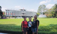 Thành viên CLB Saigon Lovers đưa du khách đi tham quan Dinh Ðộc Lập (Sài Gòn) Ảnh: U.P 