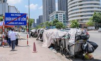 Rác chất đầy tại các quận nội đô khi bãi rác Nam Sơn bị chặn 
