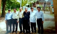 Dịch giả (kính đen) bên các bạn tù Côn Ðảo, năm 2008. Ảnh: NNCC 