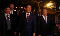 Tại Đà Nẵng, Thủ tướng Nguyễn Xuân Phúc và Thủ tướng Nhật Bản Shinzo Abe đã cùng tản bộ ở phố cổ Hội An, khai trương Không gian Văn hóa Việt -Nhật