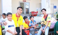 Trần Tuyên (thứ 2, từ trái qua) trong lần tham gia hoạt động tình nguyện ẢNH: NVCC