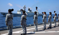 Lính hải quân Singapore vẫy chào một tàu khu trục Trung Quốc đang rời đi sau một đợt tập trận chung. Ảnh: Xinhua