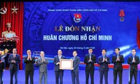 Thủ tướng Nguyễn Xuân Phúc trao tặng Huân chương Hồ Chí Minh cho Ðoàn TNCS Hồ Chí Minh. - Ảnh: Dương Triều