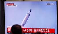 ​ Hình ảnh vụ thử tên lửa Triều Tiên trên truyền hình Hàn Quốc. Ảnh: Reuters