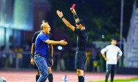 HLV Park Hang Seo nhận thẻ đỏ ở trận chung kết SEA Games 30. Ảnh: Zing