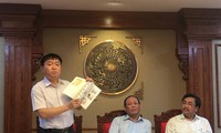 Phó Tổng Giám đốc NXBGDVN Lê Hoàng Hải trao đổi tại buổi gặp gỡ báo chí chiều qua, 21/9 Ảnh: Nghiêm Huê 
