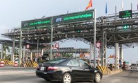 Với lý do phải bàn giao trạm và trích % cho đơn vị lắp đặt cao nên một số trạm BOT tại miền Bắc đã làm làn thu phí không dừng chỉ để… ngắm. Ảnh: Anh Trọng 