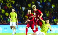 Cuộc đối đầu giữa hai đội bóng Việt Nam và Thái Lan bao giờ cũng gay cấn. Ảnh: PV