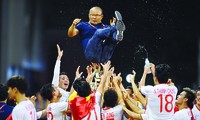 HLV Park Hang Seo được các học trò tung hô ăn mừng Việt Nam giành HCV môn Bóng đá Sea Games 30 Ảnh: Như ý