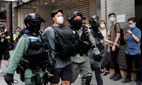 Cảnh sát chống bạo động bắt giữ một người biểu tình ở Hong Kong ngày 27/5 Ảnh: Reuters 