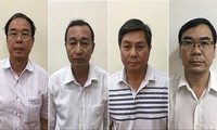 Cựu Phó Chủ tịch Thường trực UBND TPHCM Nguyễn Thành Tài (trái sang) cùng các bị can trong vụ án Ảnh: CA cung cấp