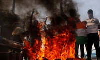Người biểu tình Ấn Độ đốt hàng Trung Quốc ở New Delhi ngày 18/6 ảnh: Reuters 