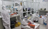 Nhân viên y tế lấy mẫu xét nghiệm COVID-19. Ảnh: T.Hà 