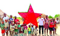 Quang Linh cùng những người bạn phát quà, tổ chức Trung thu cho trẻ em nghèo Angola