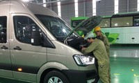 Các công nhân Thaco đang kiểm tra kỹ thuật xe buýt nhỏ Ảnh: Tuấn Nguyễn 