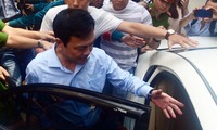 Ông Nguyễn Hữu Linh rời phiên tòa ngày 25/6. Ảnh: Tân Châu 